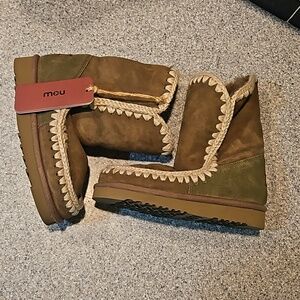 MOU Eskimo 24 boots NWT.  Size 6